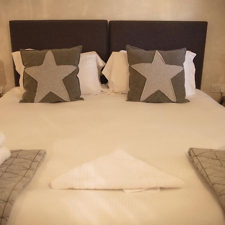 The White Hart Hotel Somerton  Bagian luar foto